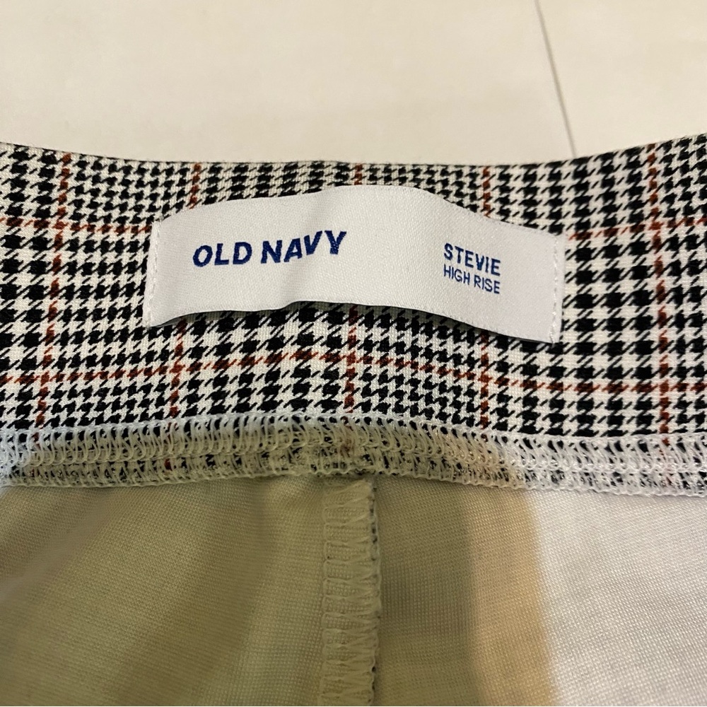 56. Old Navy Houndstooth High Rise Pants - Picture 4 of 10